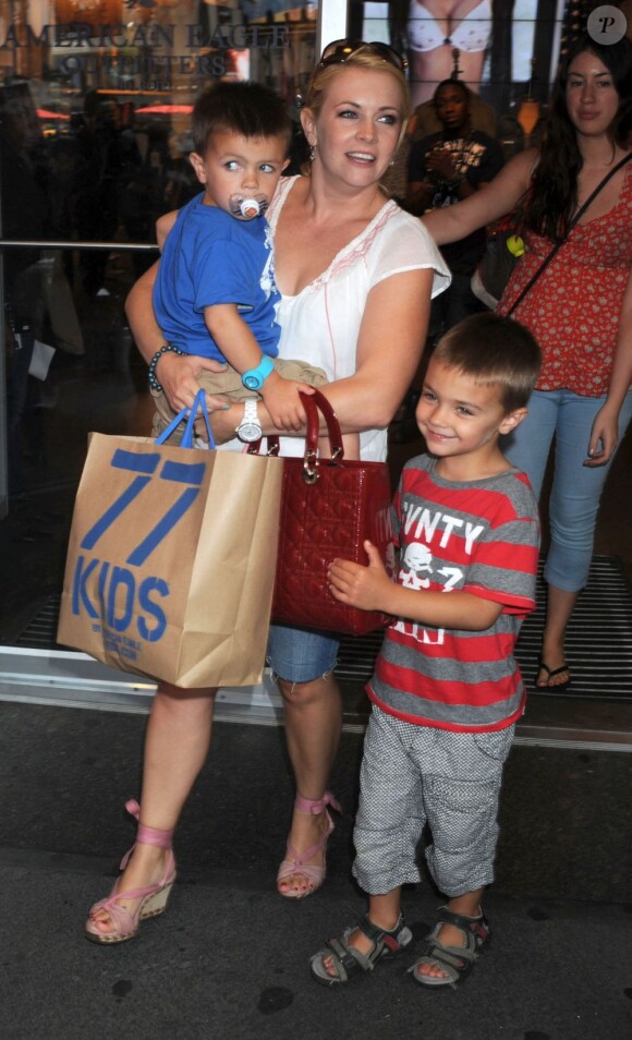 Melissa Joan Hart et ses deux garçons Mason et Brady à l'ouverture du magasin pour enfants 77 Kids by American Eagle à New York, le 20 juillet 2011