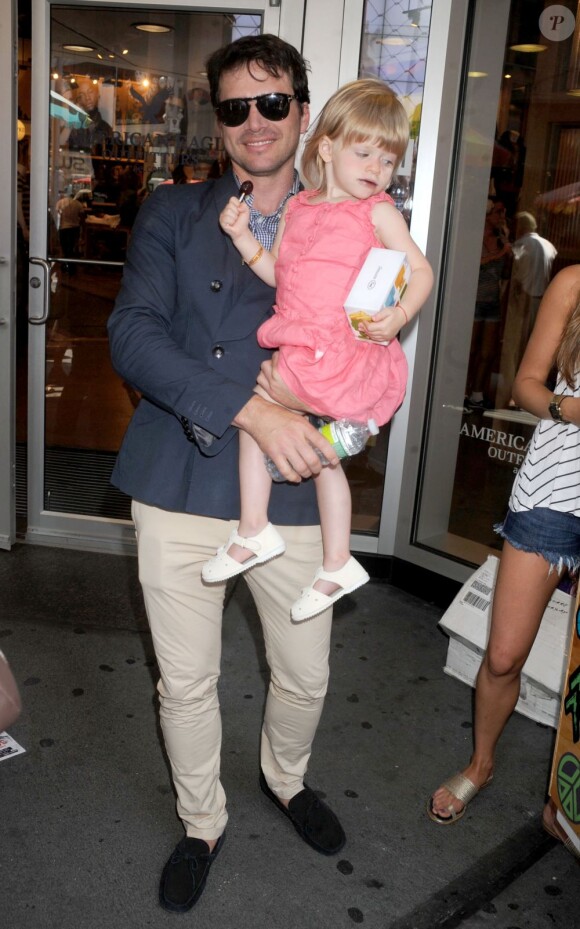 Matthew Settle et sa fillette Aven à l'ouverture du magasin pour enfants 77 Kids by American Eagle à New York, le 20 juillet 2011