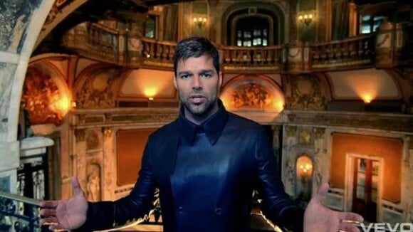 Ricky Martin : En cuir dans son nouveau clip, il va essayer de vous donner froid