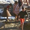 David Beckham, super papa avec ses enfants pour une séance de body-board sur la plage de Malibu le 18 juillet 2011, quelques semaines après la naissance de sa fille Seven Harper.