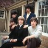 Brian Jones, au centre et assis, membre fondateur et leader des Rolling Stones est décédé à l'âge de 27 ans et fait partie du macabre Club 27...