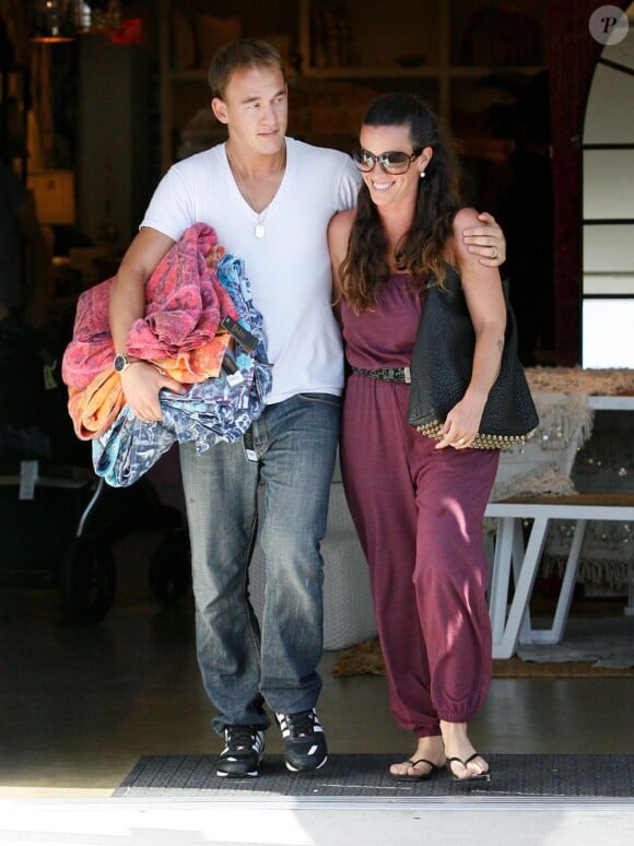 Alanis Morissette se balade en amoureux à Country Mart (Los Angeles) avec son mari Mario Treadway le 23 juillet 2011