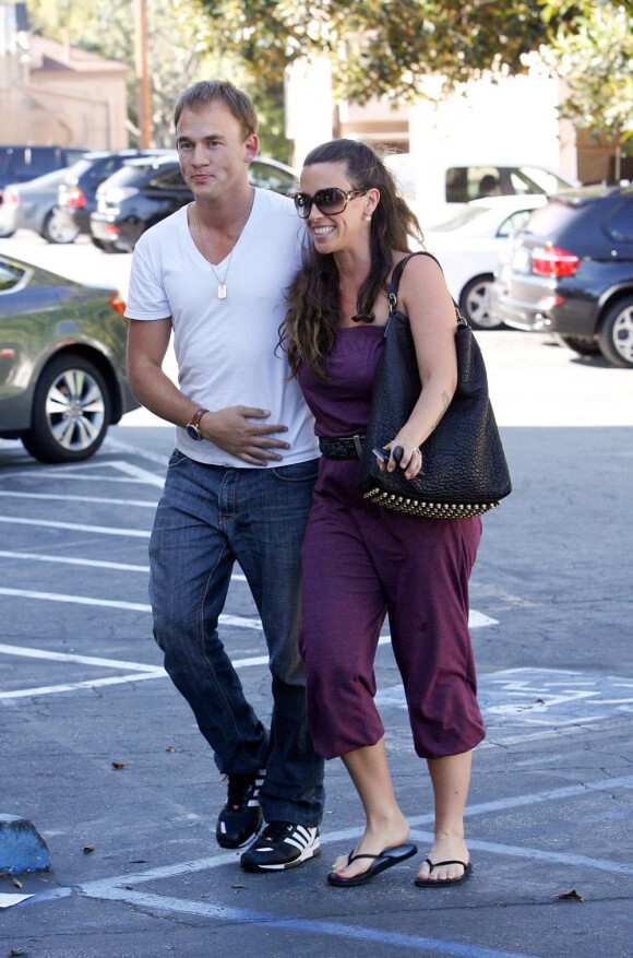 Alanis Morissette souriante se balade en amoureux à Country Mart (Los Angeles) avec son mari Mario Treadway le 23 juillet 2011