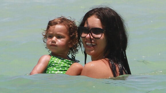 Adriana Lima : sa fille Valentina copie sur elle et opte pour un mini-bikini !