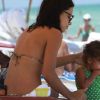 Adriana Lima et sa fille Valentina lors d'un séjour détente à Miami. Le 25 juillet 2011