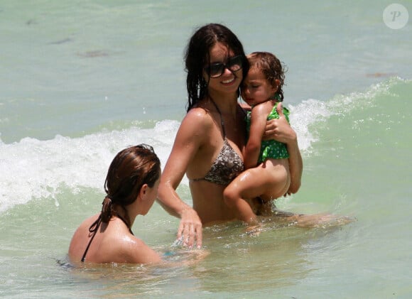Adriana Lima et sa fille Valentina lors d'un séjour détente à Miami. Le 25 juillet 2011