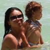 Adriana Lima et sa fille Valentina se baignent ensemble en Floride le 25 juillet 2011