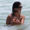 Adriana Lima et son adorable pourpée Valentina se baignent ensemble en Floride le 25 juillet 2011
