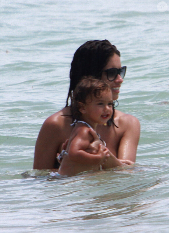 Adriana Lima et son adorable pourpée Valentina se baignent ensemble en Floride le 25 juillet 2011