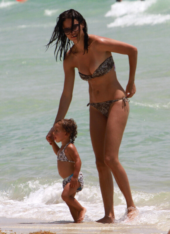Comme maman Adriana Lima, sa fille Valentina opte pour un joli bikini en Floride le 25 juillet 2011
