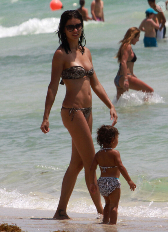 Adriana Lima et sa fille Valentina se baignent ensemble en Floride le 25 juillet 2011