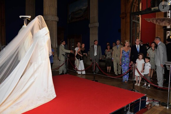 Le prince Albert et la princesse Charlene de Monaco, face à leurs tenues du jour J, consacraient jeudi 21 juillet leur première sortie officielle, au lendemain de leur retour de lune de miel, à l'exposition L'Histoire du mariage princier prolongeant la magie de leur noce.
