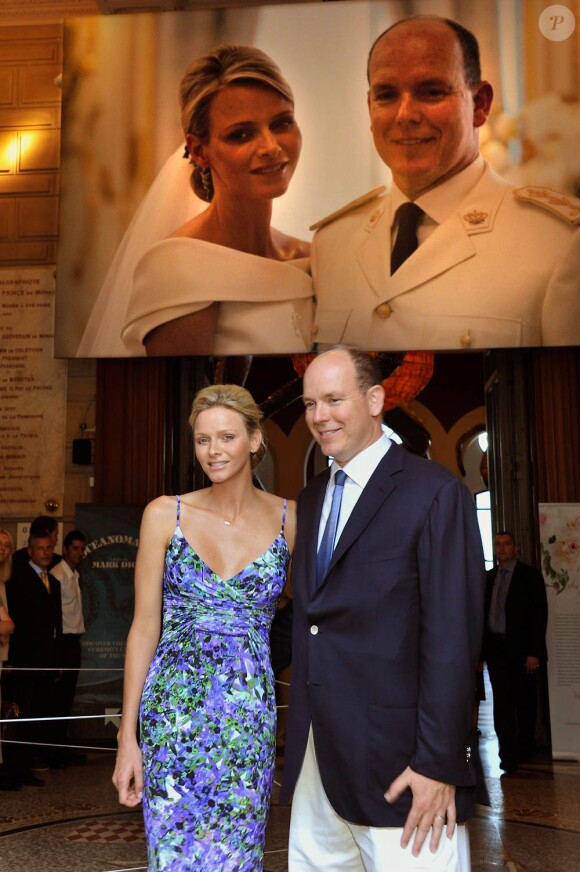 Trois semaines après...
Le prince Albert et la princesse Charlene de Monaco consacraient jeudi 21 juillet leur première sortie officielle, au lendemain de leur retour de lune de miel, à l'exposition L'Histoire du mariage princier prolongeant la magie de leur noce.