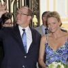 Le prince Albert et la princesse Charlene de Monaco, superbe dans sa robe florale, consacraient jeudi 21 juillet leur première sortie officielle, au lendemain de leur retour de lune de miel, à l'exposition L'Histoire du mariage princier prolongeant la magie de leur noce.