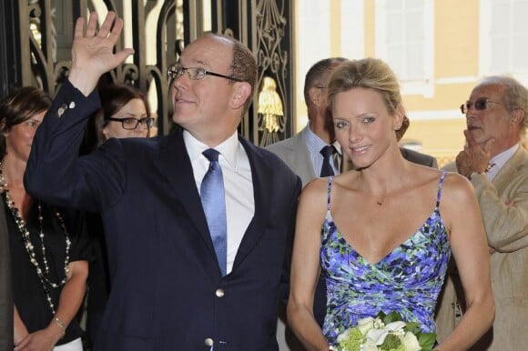 Le prince Albert et la princesse Charlene de Monaco, superbe dans sa robe florale, consacraient jeudi 21 juillet leur première sortie officielle, au lendemain de leur retour de lune de miel, à l'exposition L'Histoire du mariage princier prolongeant la magie de leur noce.