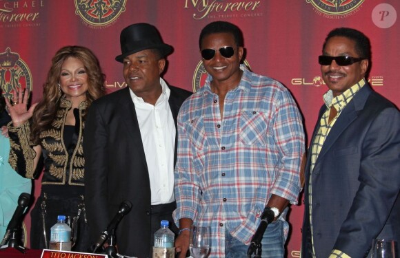 Latoya, Tito, Jackie et Marlon Jackson à la conférence de presse pour annoncer le concert Michael Forever, à Beverly Hills, le 25 juillet 2011.