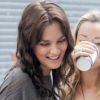 Leighton Meester sur le tournage de Gossip Girl, le 28 juillet 2011, a retrouvé le sourire grâce à un adorable toutou