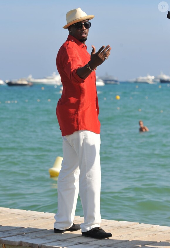 P. Diddy est en vacances à Saint-Tropez. Après s'être produit au Gotha Club le 29 juillet 2011, il pose devant la Méditerranée le lendemain.