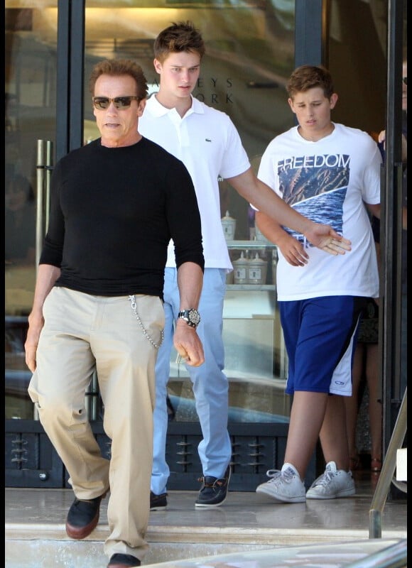 Le 30 juillet 2011, Arnold Schwarzenegger a fêté son 64e anniversaire : il a notamment déjeuné avec ses fils Patrick et Christopher.
