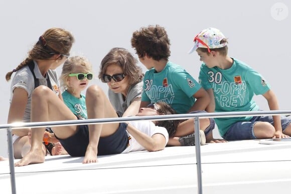 Le 1er août 2011, au premier jour de la 30e Copa del Rey au large de Majorque, la reine Sofia, ses filles Elena (de dos) et Cristina (avec son époux Iñaki) et leurs enfants suivaient notamment les exploits du prince Felipe à bord de l'Hispano.