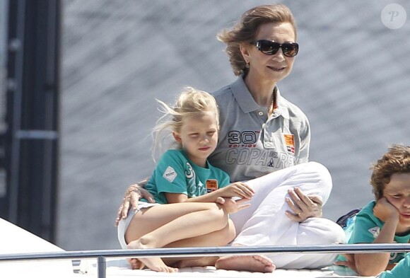 La reine Sofia, une grand-mère raive de passer du temps avec ses petits-enfants.
Le 1er août 2011, au premier jour de la 30e Copa del Rey au large de Majorque, la reine Sofia, ses filles Elena et Cristina (avec son époux Iñaki) et leurs enfants suivaient notamment les exploits du prince Felipe à bord de l'Hispano.
