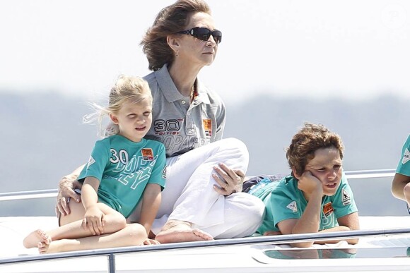 La reine Sofia, une grand-mère raive de passer du temps avec ses petits-enfants.
Le 1er août 2011, au premier jour de la 30e Copa del Rey au large de Majorque, la reine Sofia, ses filles Elena et Cristina (avec son époux Iñaki) et leurs enfants suivaient notamment les exploits du prince Felipe à bord de l'Hispano.