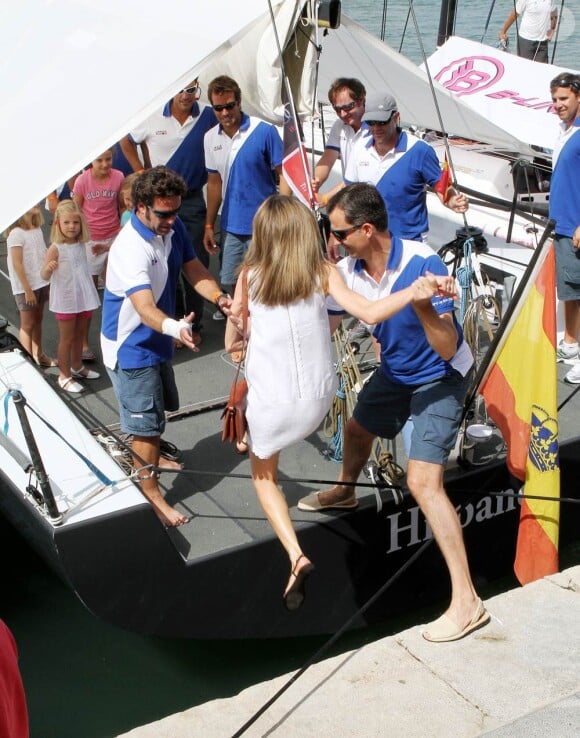 Absente la veille, la princesse Letizia d'Espagne était bien avec les royaux espagnols à Majorque le 2 août 2011, pour encourager comme il se doit, avec ses filles Leonor et Sofia, son mari et leur papa le prince Felip, compétiteur engagé dans la 30e Copa del Rey à bord de l'Hispano.