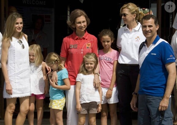 Sacré équipage royal : Letizia et Felipe avec leurs filles Leonor et Sofia, la reine Sofia, l'infante Cristina et sa fille Irene (T-shirt turquoise) ainsi que l'infante Victoria, fille de l'infante Elena, le 2 août 2011 à Majorque.
Absente la veille, la princesse Letizia d'Espagne était bien avec les royaux espagnols à Majorque le 2 août 2011, pour encourager comme il se doit, avec ses filles Leonor et Sofia, son mari et leur papa le prince Felip, compétiteur engagé dans la 30e Copa del Rey à bord de l'Hispano.