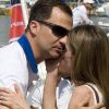 Le baiser intense de la belle Letizia et du marin de son coeur, le prince Felipe...
Absente la veille, la princesse Letizia d'Espagne était bien avec les royaux espagnols à Majorque le 2 août 2011, pour encourager comme il se doit, avec ses filles Leonor et Sofia, son mari et leur papa le prince Felip, compétiteur engagé dans la 30e Copa del Rey à bord de l'Hispano.