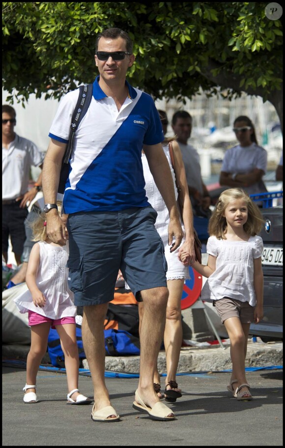 Letizia d'Espagne et ses filles Leonor et Sofia encourageaient leur homme, le prince Felipe, lors de la Copa del Rey à Majorque le 2 août 2011.