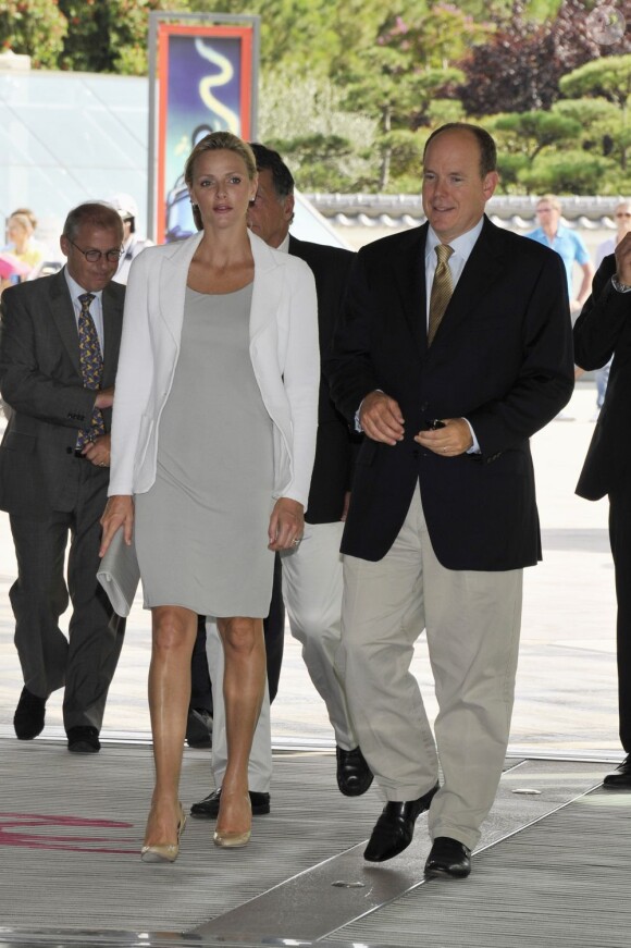 Le prince Albert et Charlene Wittstock visitent l'exposition Fastes et Grandeur des Cours en Europe. Le 3 août 2011, à Monaco