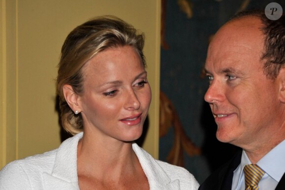 Le prince Albert et Charlene Wittstock lors de la découverte de l'exposition Fastes et Grandeur des Cours en Europe. Le 3 août 2011, à Monaco