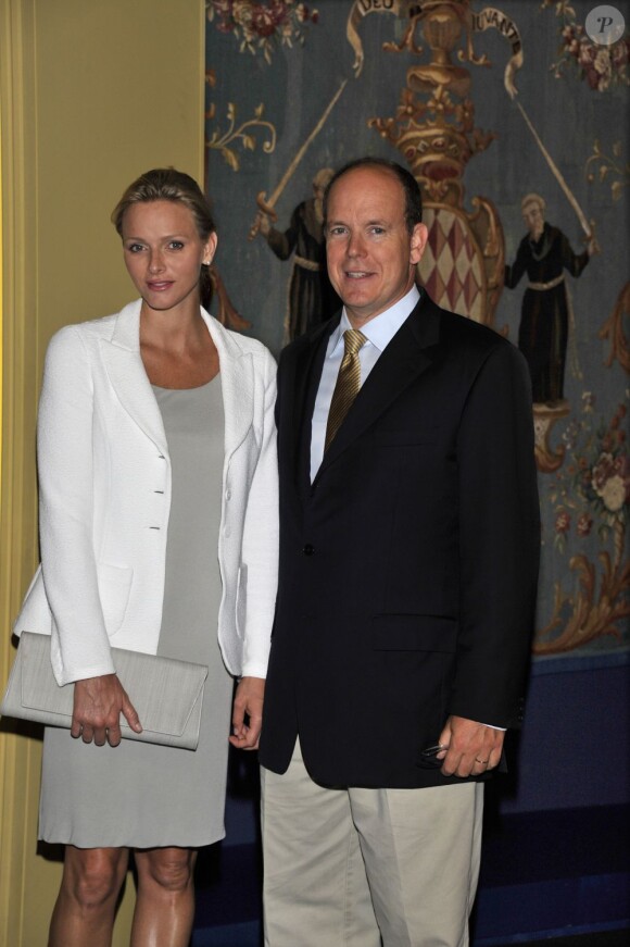 Le prince Albert et Charlene Wittstock découvrent l'exposition Fastes et Grandeur des Cours en Europe. Le 3 août 2011, à Monaco