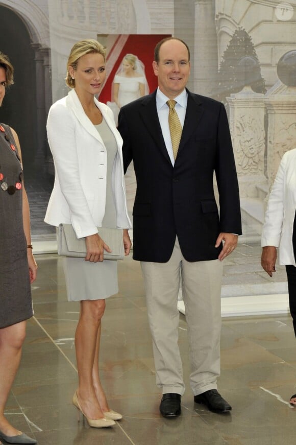 Le prince Albert et Charlene Wittstock visitent l'exposition Fastes et Grandeur des Cours en Europe. Le 3 août 2011, à Monaco