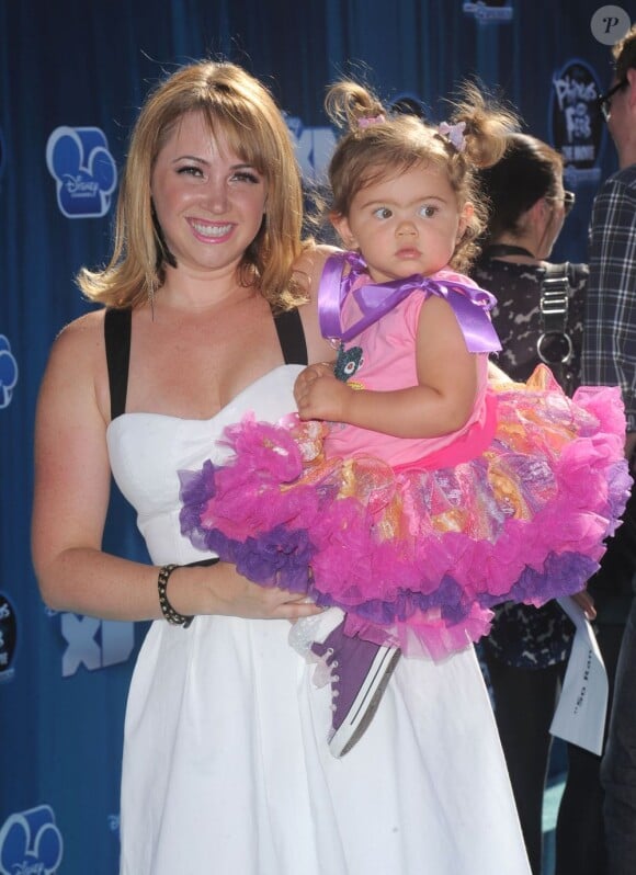 Jennifer Tisdale, soeur d'Ashley Tisdale, présente sa fillette d'un an et demi, lors de la projection de Phineas and Ferb, à Los Angeles, le mercredi 3 août.