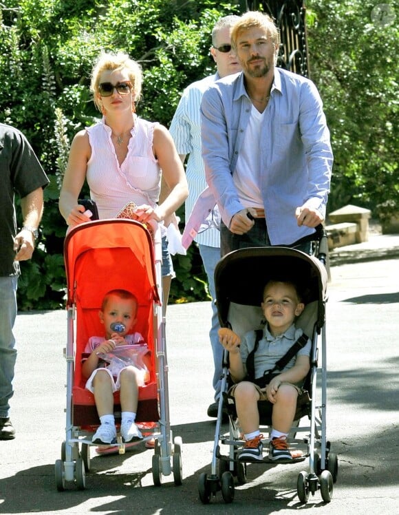 Britney Spears, Jason Trawick, et les petits Sean et Jayden, en 2009.