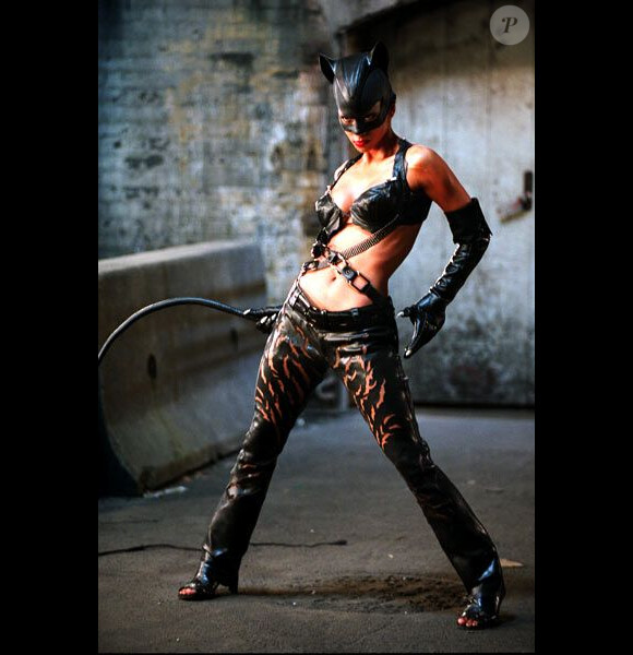 Halle Berry est Selina Kyle/Catwoman dans Catwoman en 2003.