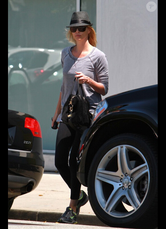 Charlize Theron, seule à Los Angeles le 6 août 2011, veille de son anniversaire.