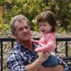Mel Gibson : un vrai papa poule avec sa petite Lucia à Malibu alors qu'il rejoint son fils Thomas le 17 juin 2011