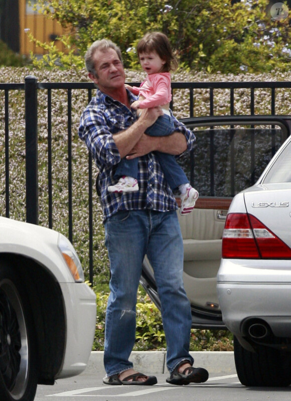 Mel Gibson : un vrai papa poule avec sa petite Lucia à Malibu alors qu'il rejoint son fils Thomas le 17 juin 2011