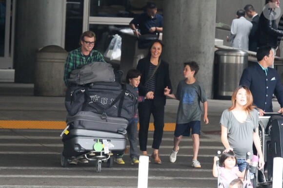 Simon Baker et toute sa famille à l'aéroport de Los Angeles, le 24 juillet 2011.