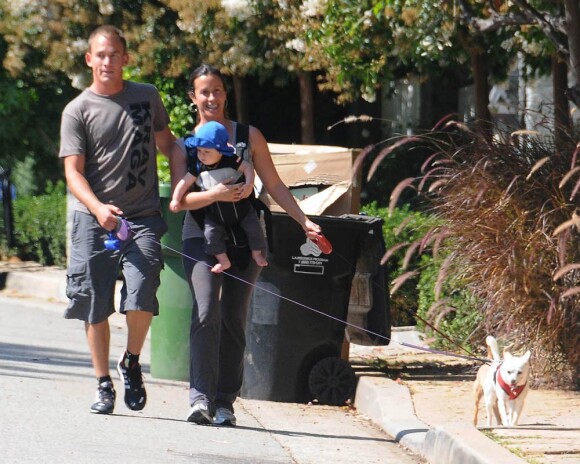 Alanis Morissette, son homme Souleye, et leur petit Ever, à Los Angeles, le 9 août 2011.