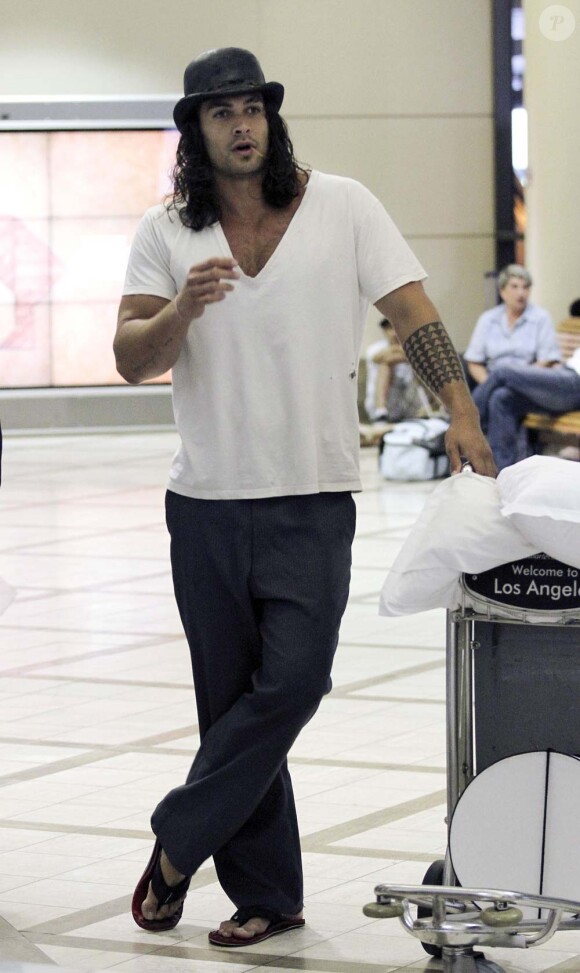 Jason Momoa à l'aéroport de Los Angeles, le 10 août 2011.
