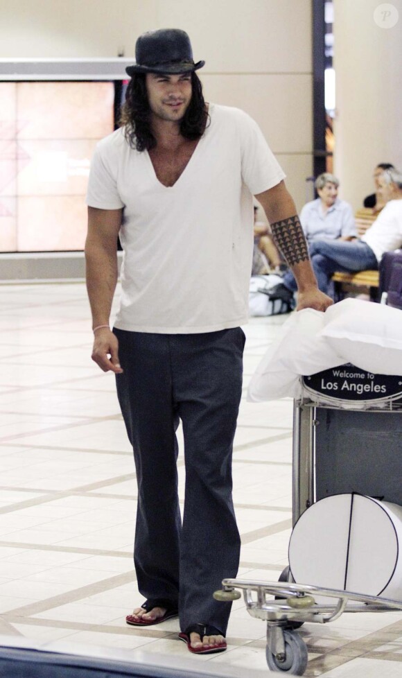 Jason Momoa à l'aéroport de Los Angeles, le 10 août 2011.