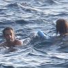 Nicolas Sarkozy et Carla Bruni-Sarkozy (photo : en baignade à Brégançon en juillet 2011) attendent leur premier enfant ensemble. Vendredi 12 août 2011, le chef de l'Etat, en visite sur le porte-avions Charles de Gaulle, a reçu deux layettes en cadeau de la part de l'équipage : une bleue, une rose !