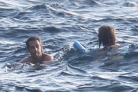 Nicolas Sarkozy et Carla Bruni-Sarkozy (photo : en baignade à Brégançon en juillet 2011) attendent leur premier enfant ensemble. Vendredi 12 août 2011, le chef de l'Etat, en visite sur le porte-avions Charles de Gaulle, a reçu deux layettes en cadeau de la part de l'équipage : une bleue, une rose !