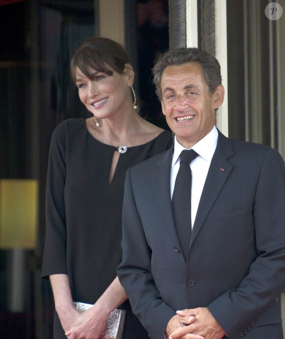Nicolas Sarkozy et Carla Bruni-Sarkozy (photo : en mai 2011 lors du G8 à Paris) attendent leur premier enfant ensemble. Vendredi 12 août 2011, le chef de l'Etat, en visite sur le porte-avions Charles de Gaulle, a reçu deux layettes en cadeau de la part de l'équipage : une bleue, une rose !