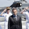Nicolas Sarkozy en visite sur le Charles de Gaulle à Toulon le 12 août 2011. Le président y a reçu en cadeau de l'équipage deux layettes pour le bébé que porte son épouse Carla Bruni-Sarkozy.