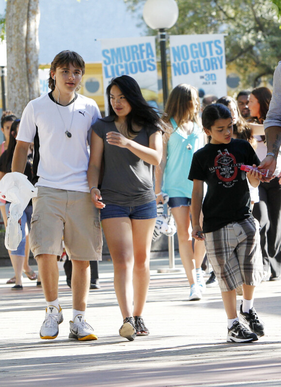 Paris, Blanket et Prince Jackson (accompagné de sa petite amie Niki) passent l'après-midi du mercredi 3 août au parc Six Flags de Valencia, près de Los Angeles.
