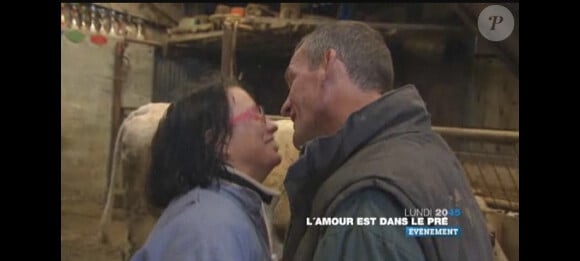 Jean-Claude fait un bisou à Maud, dans l'amour est dans le pré, saison 6